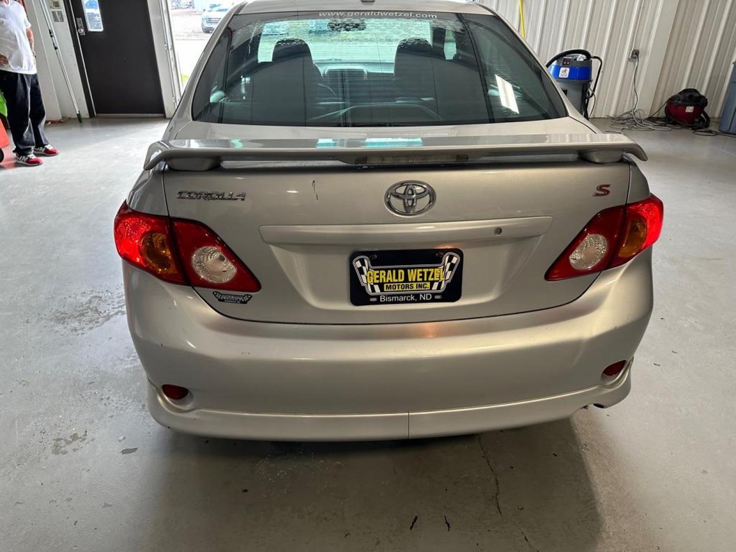 2009 SILVER TOYOTA COROLLA BASE (1NXBU40E49Z) with an 1.8L engine, Automatic transmission, located at 1030 S. 22nd St., Bismarck, ND, 58504, (701) 258-0022, 46.793560, -100.758118 - Photo#4