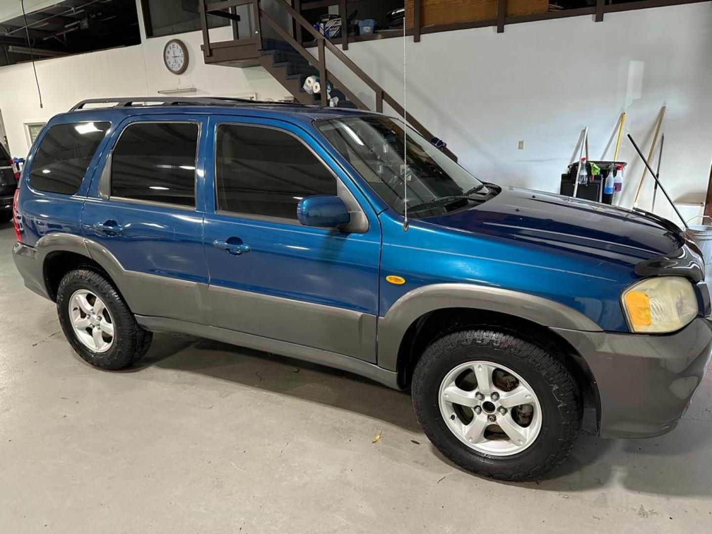 2005 BLUE MAZDA TRIBUTE S (4F2YZ04125K) with an 3.0L engine, Automatic transmission, located at 1030 S. 22nd St., Bismarck, ND, 58504, (701) 258-0022, 46.793560, -100.758118 - Photo#4