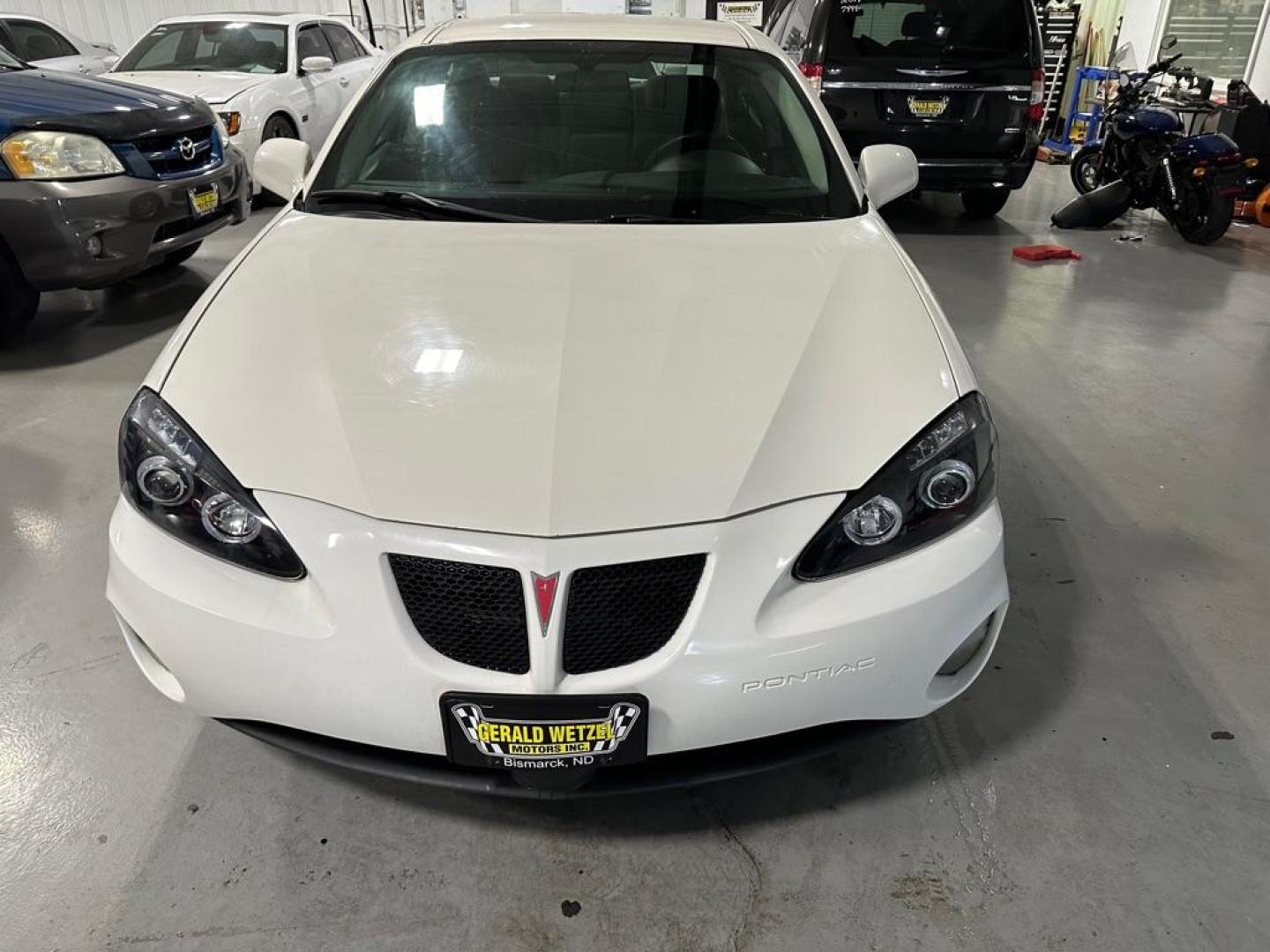 2008 WHHITE PONTIAC GRAND PRIX (2G2WP552281) with an 3.8L engine, Automatic transmission, located at 1030 S. 22nd St., Bismarck, ND, 58504, (701) 258-0022, 46.793560, -100.758118 - Photo#9