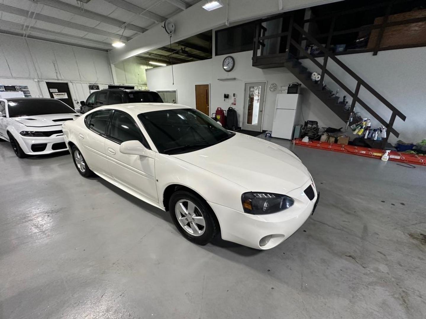 2008 WHHITE PONTIAC GRAND PRIX (2G2WP552281) with an 3.8L engine, Automatic transmission, located at 1030 S. 22nd St., Bismarck, ND, 58504, (701) 258-0022, 46.793560, -100.758118 - Photo#2