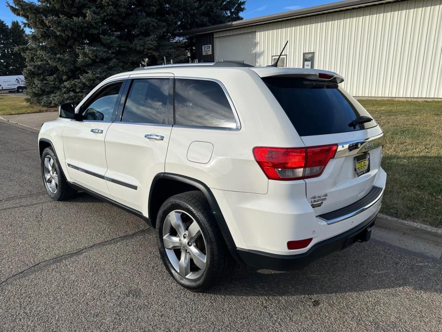 2012 WHITE JEEP GRAND CHEROKEE LIMITED (1C4RJFBG2CC) with an 3.6L engine, Automatic transmission, located at 1030 S. 22nd St., Bismarck, ND, 58504, (701) 258-0022, 46.793560, -100.758118 - Photo#1