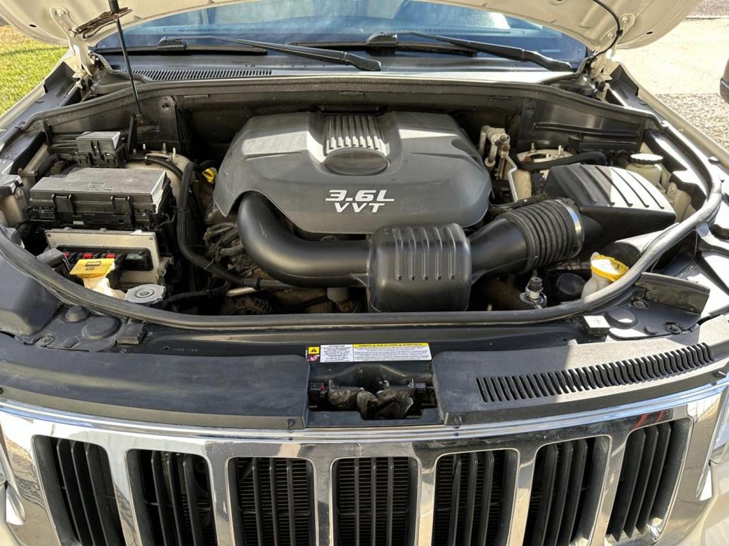 2012 WHITE JEEP GRAND CHEROKEE LIMITED (1C4RJFBG2CC) with an 3.6L engine, Automatic transmission, located at 1030 S. 22nd St., Bismarck, ND, 58504, (701) 258-0022, 46.793560, -100.758118 - Photo#4