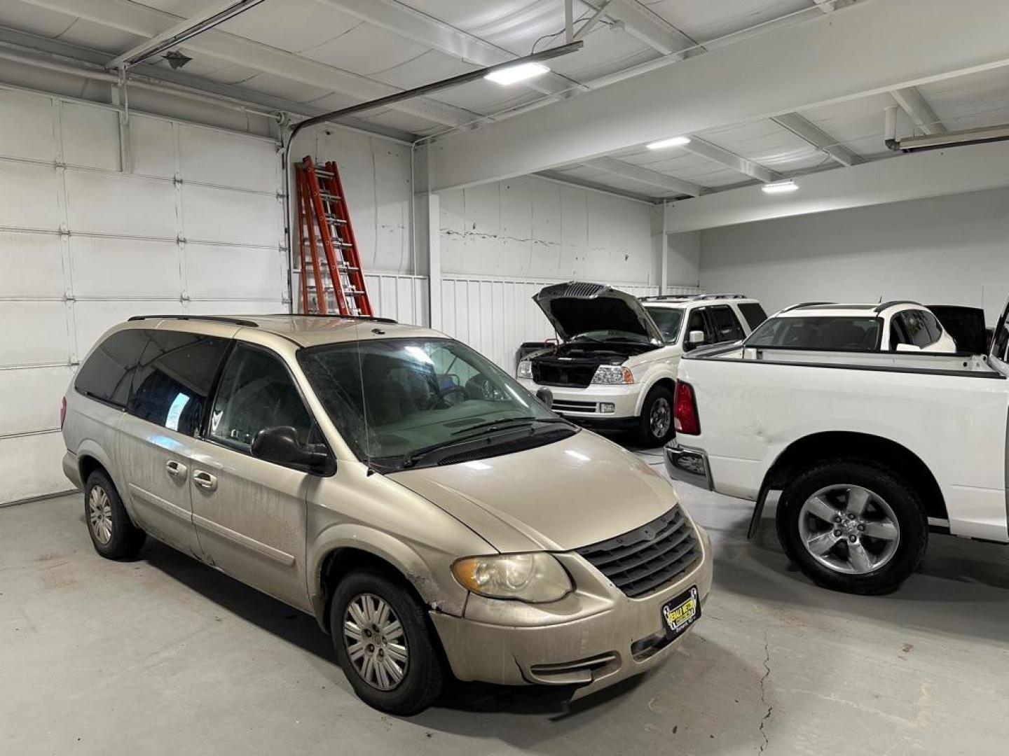 2007 CHRYSLER TOWN and COUNTRY LX (2A4GP44R67R) with an 3.3L engine, Automatic transmission, located at 1030 S. 22nd St., Bismarck, ND, 58504, (701) 258-0022, 46.793560, -100.758118 - AS-IS - Photo#3