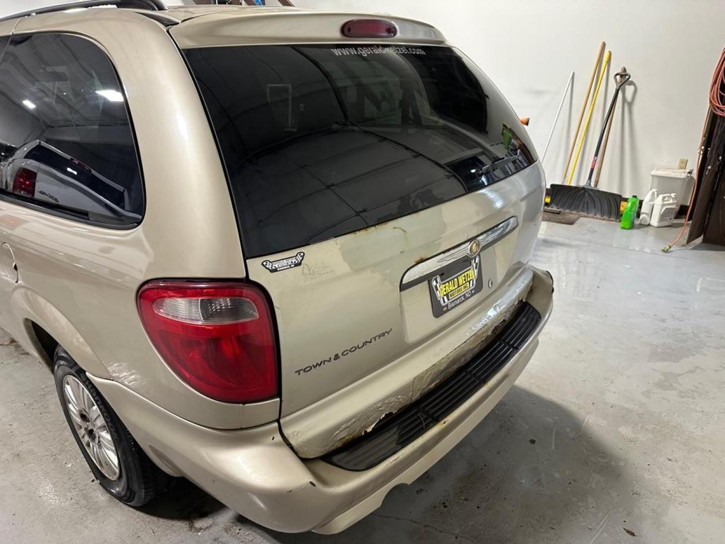 2007 CHRYSLER TOWN and COUNTRY LX (2A4GP44R67R) with an 3.3L engine, Automatic transmission, located at 1030 S. 22nd St., Bismarck, ND, 58504, (701) 258-0022, 46.793560, -100.758118 - AS-IS - Photo#4