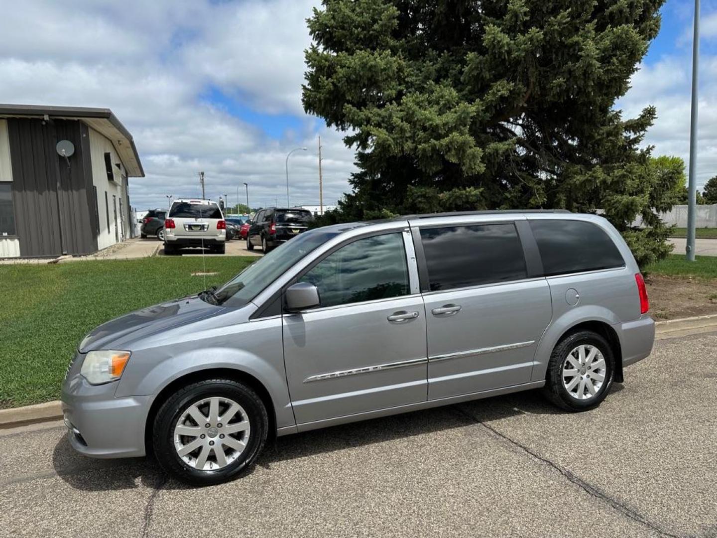 2014 Chrysler Town & Country Touring's photo