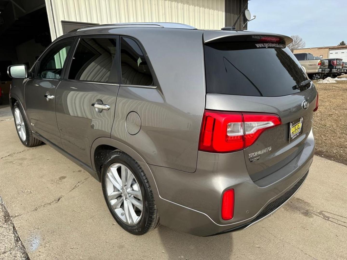 2014 BROWN /Grey KIA SORENTO SX (5XYKWDA73EG) with an 3.3L engine, Automatic transmission, located at 1030 S. 22nd St., Bismarck, ND, 58504, (701) 258-0022, 46.793560, -100.758118 - Photo#4